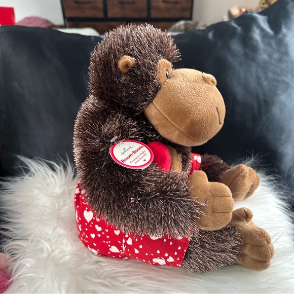 Hallmark Valentines Plush Gorilla “Boom Boom” He’s holding a ♥️~Lights/Sounds! - Picture 3 of 9